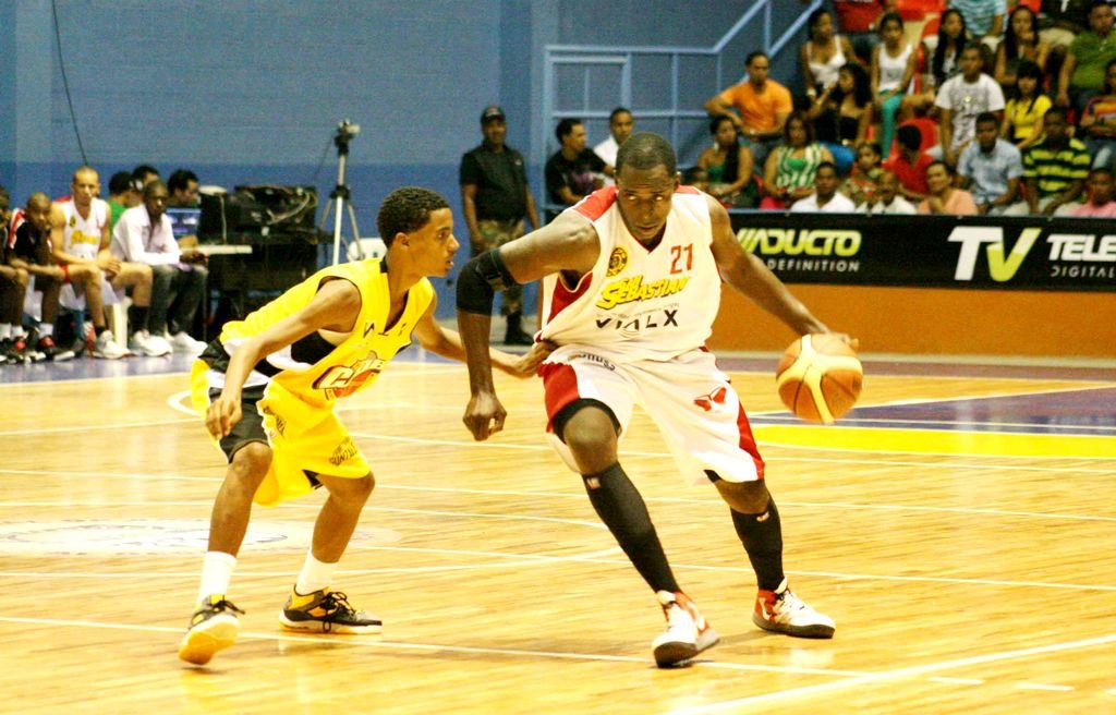 Reggie Charles anoto el canasto ganador en favor del San Sebastián